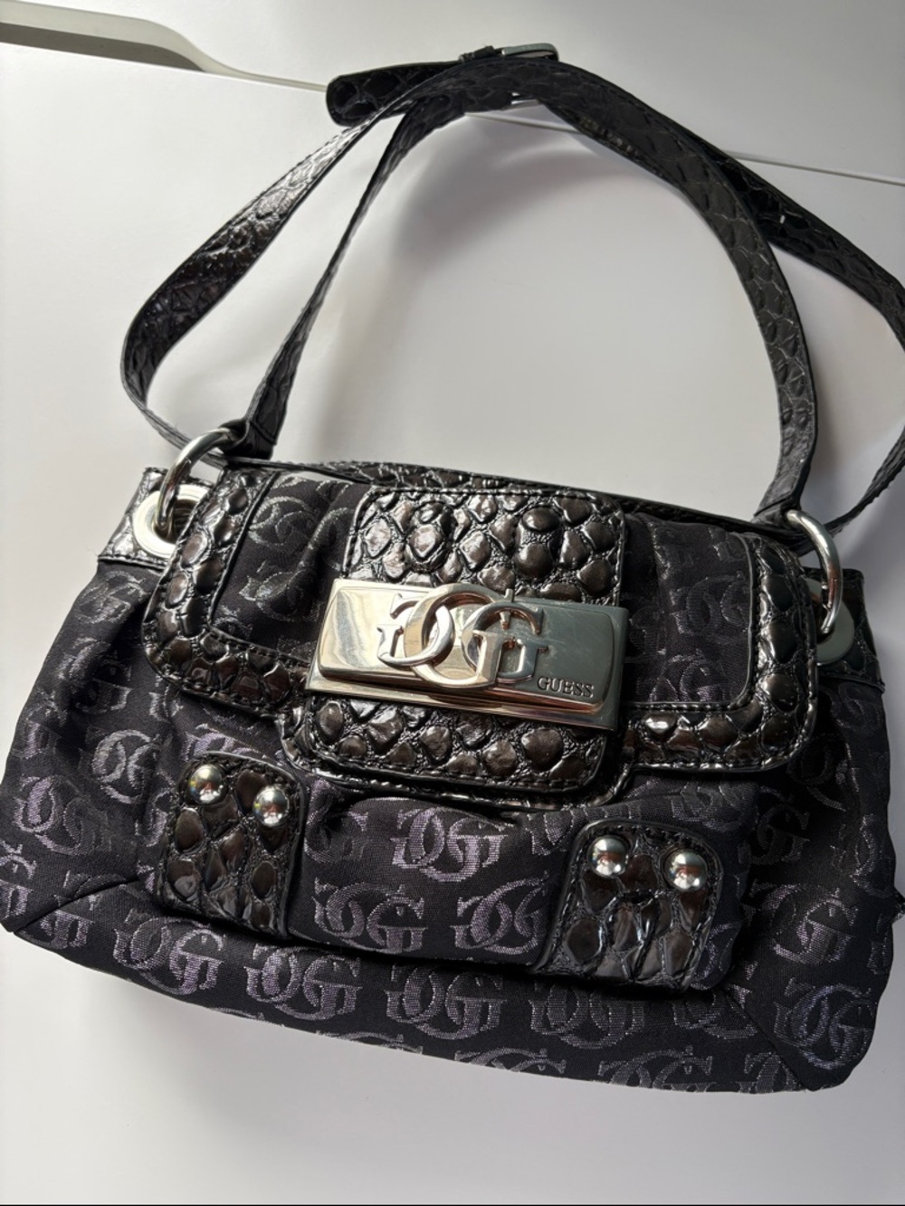EUC🖤 Guess Shoulder Bag with Croc-Texture Trim 👜